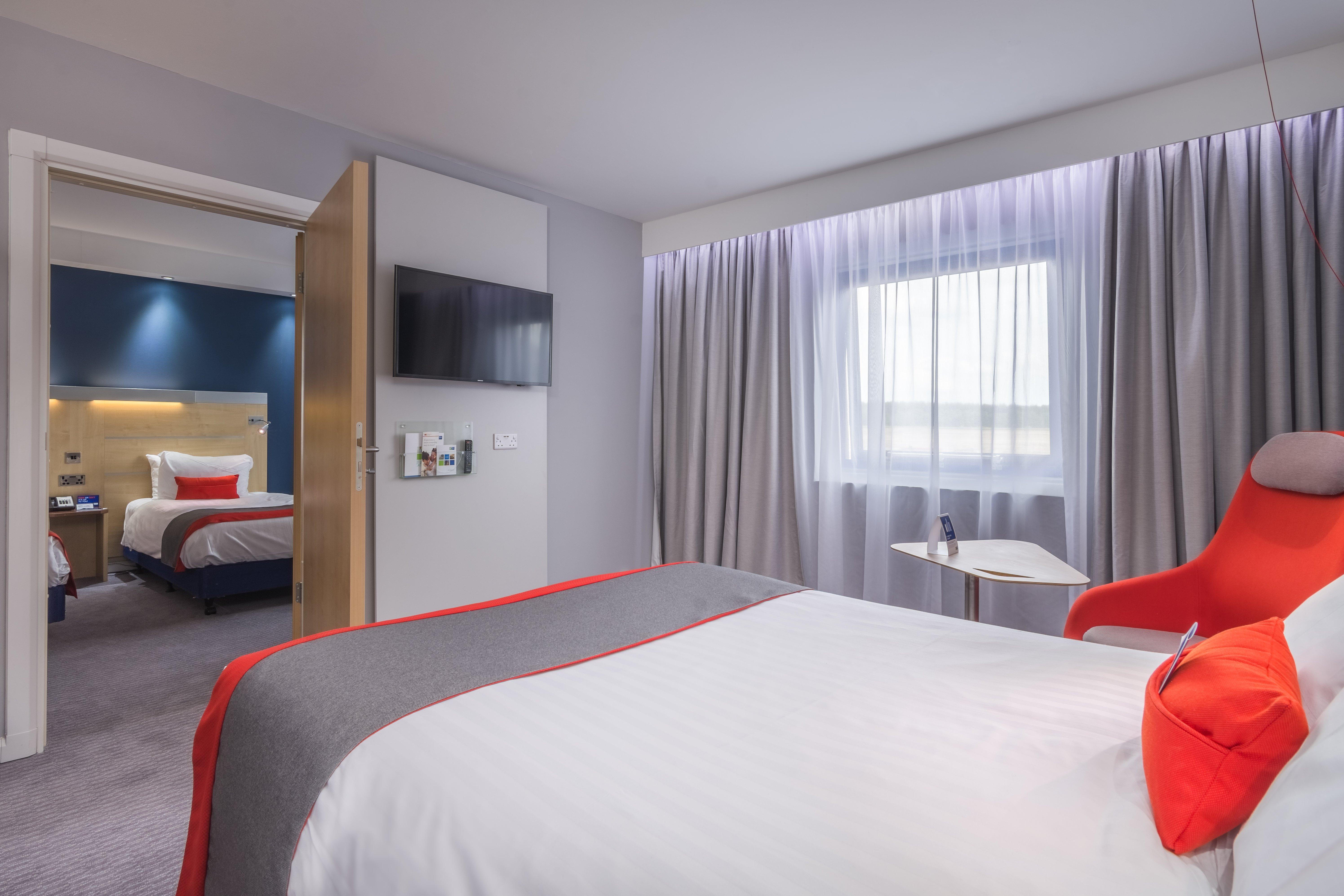 Holiday Inn Express Kettering By Ihg Exterior foto
